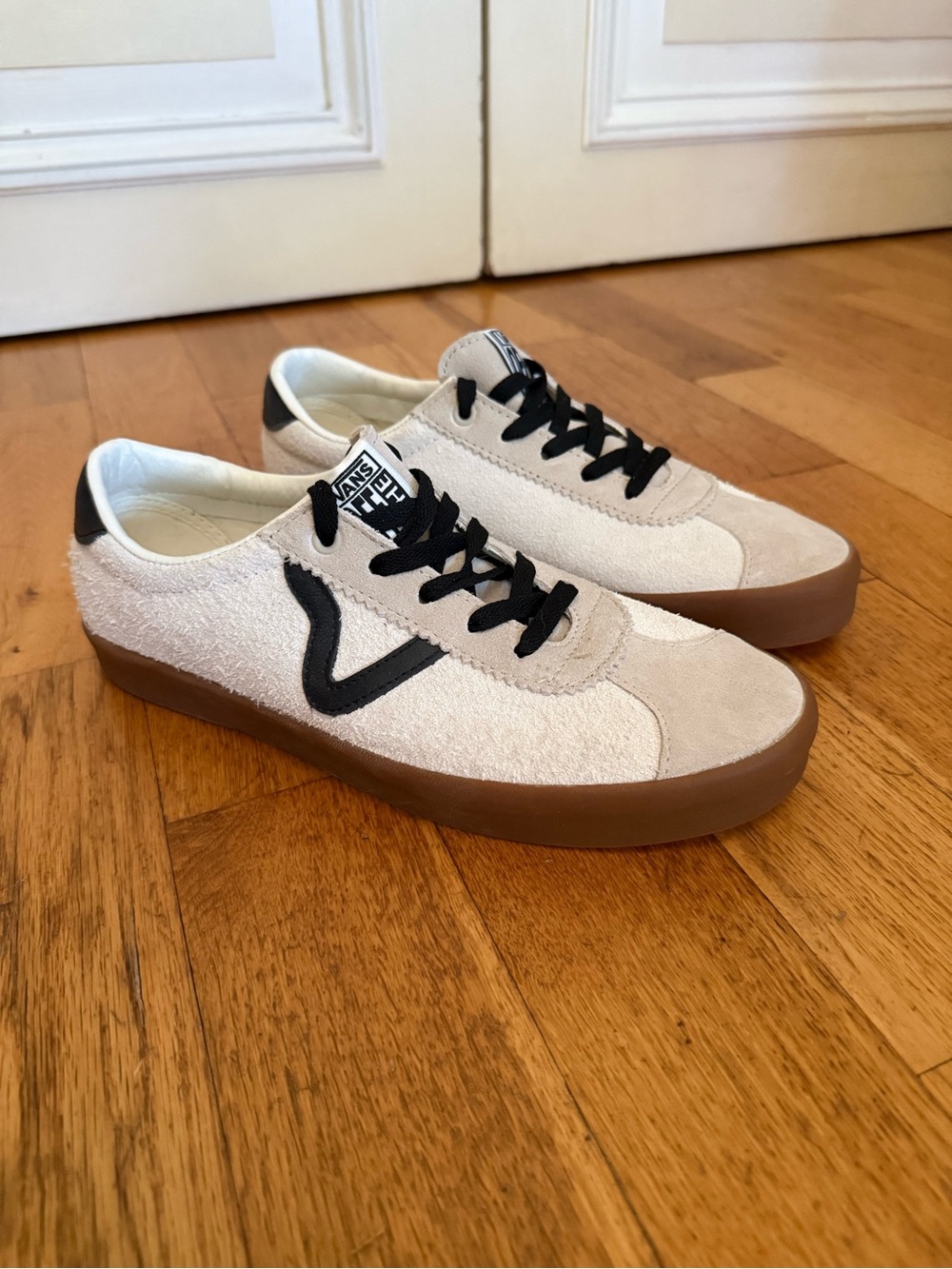 VANS off the Wall Ivory Suede Low Shoe